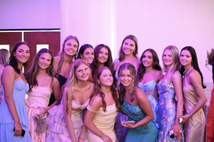 A group of Highlands juniors gather for a photo. 